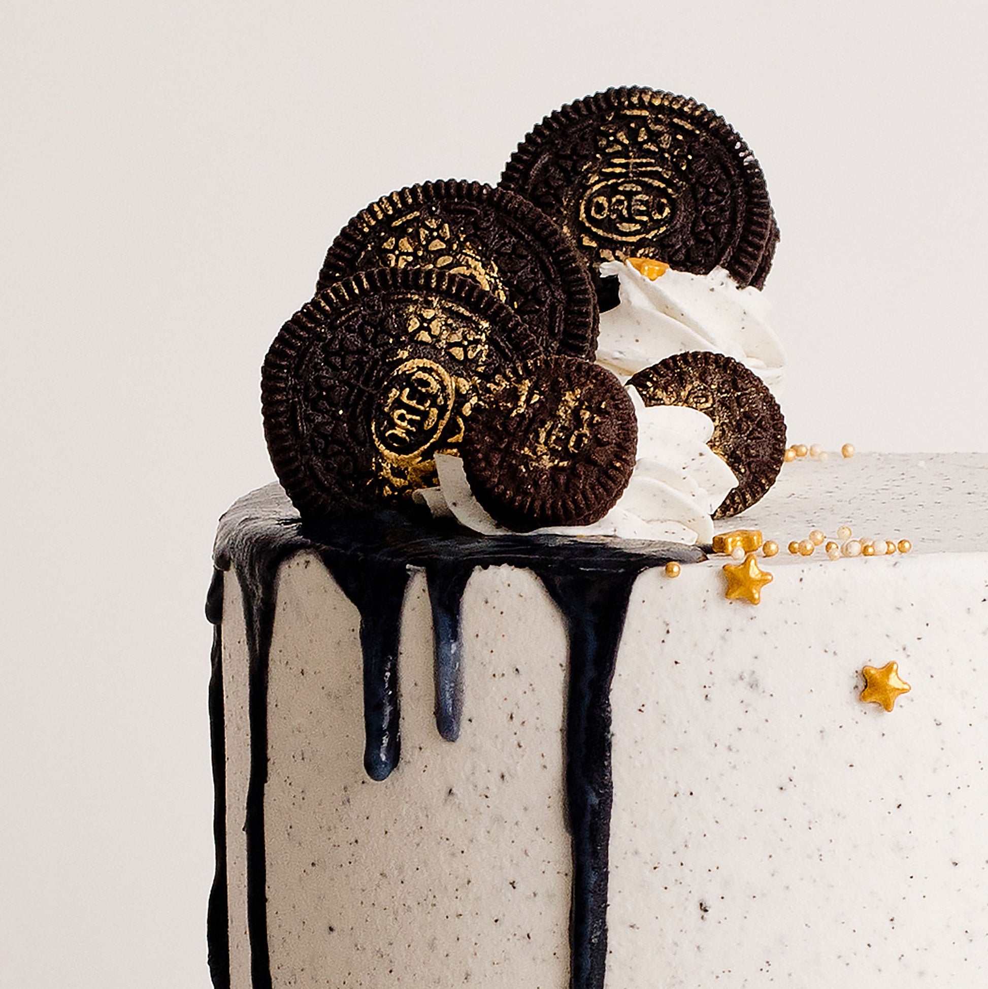 Vegan birthday cake, red velvet vegan cake, no eggs birthday cake, no dairy birthday cake , Cookies and cream birthday cake, Vegan cake, vegan cake near me, eggless cake, male vegan cake, cute cakes and co, vegan cake for boy