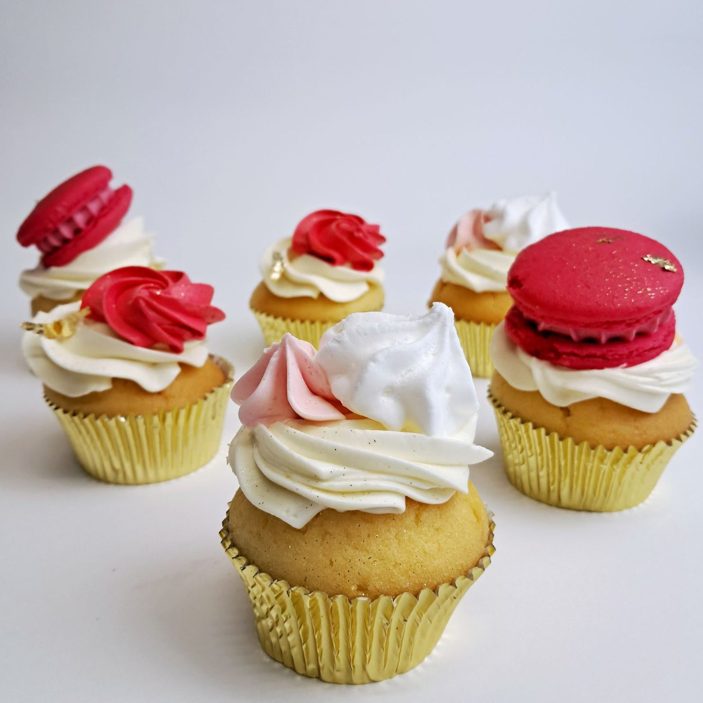 A box of beautifully decorated cupcakes with gold papers, Italian buttercream topped with macarons, meringues and edible glitter.
Made by Cute Cakes and Co . 5 star cake shop in Brisbane. Same day delivery service
