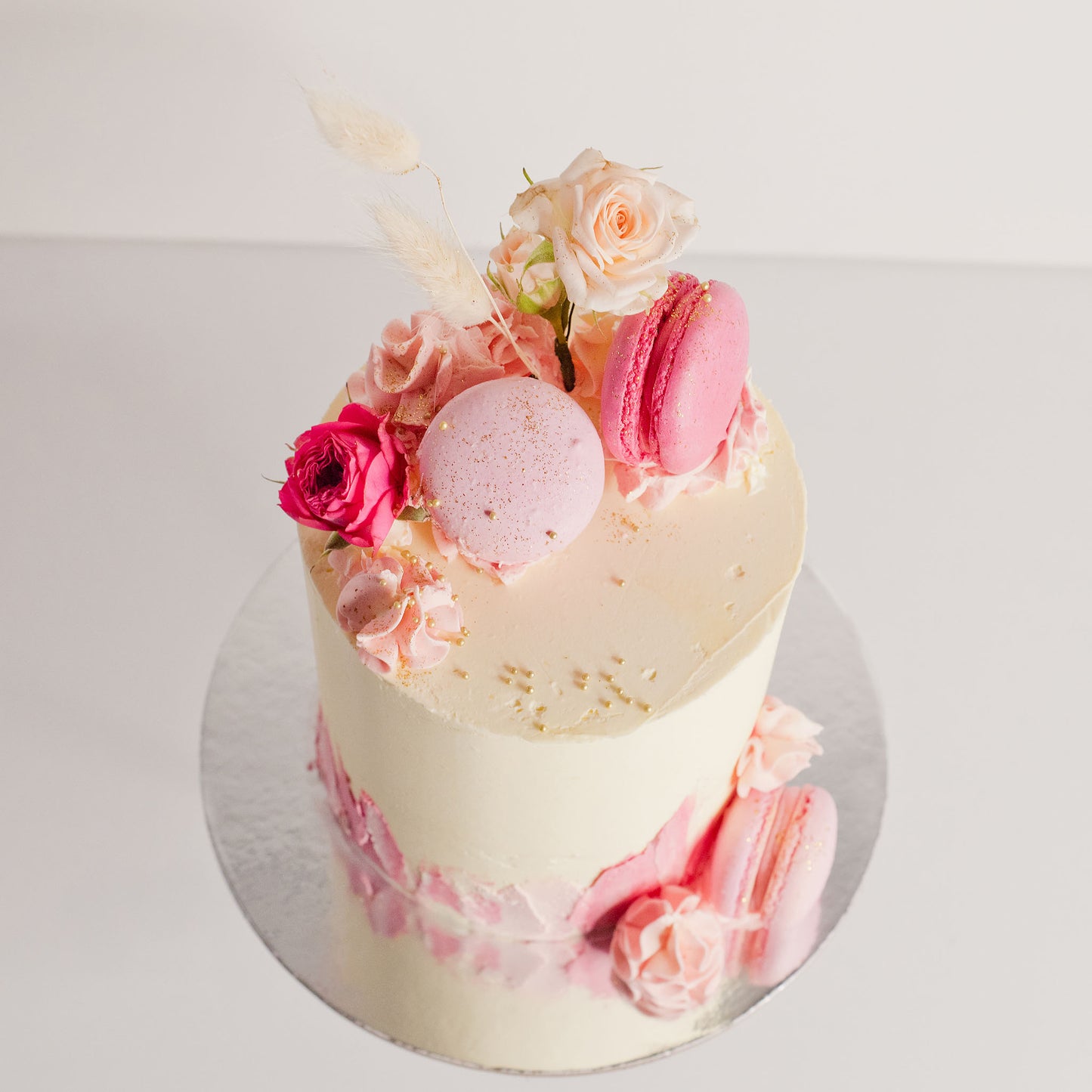Shade of pink birthday cake with delicious white buttercream, fresh flowers and macarons.
Beautiful birthday cakes and cupcakes, Cute Cakes and Co, Brisbane