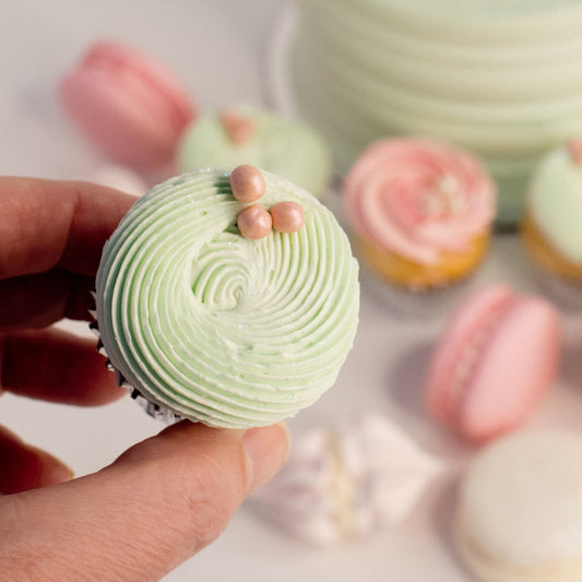 Matching Karen cake, mini cupcakes, Paste green and pink cupcakes, Cute Cakes and co, 