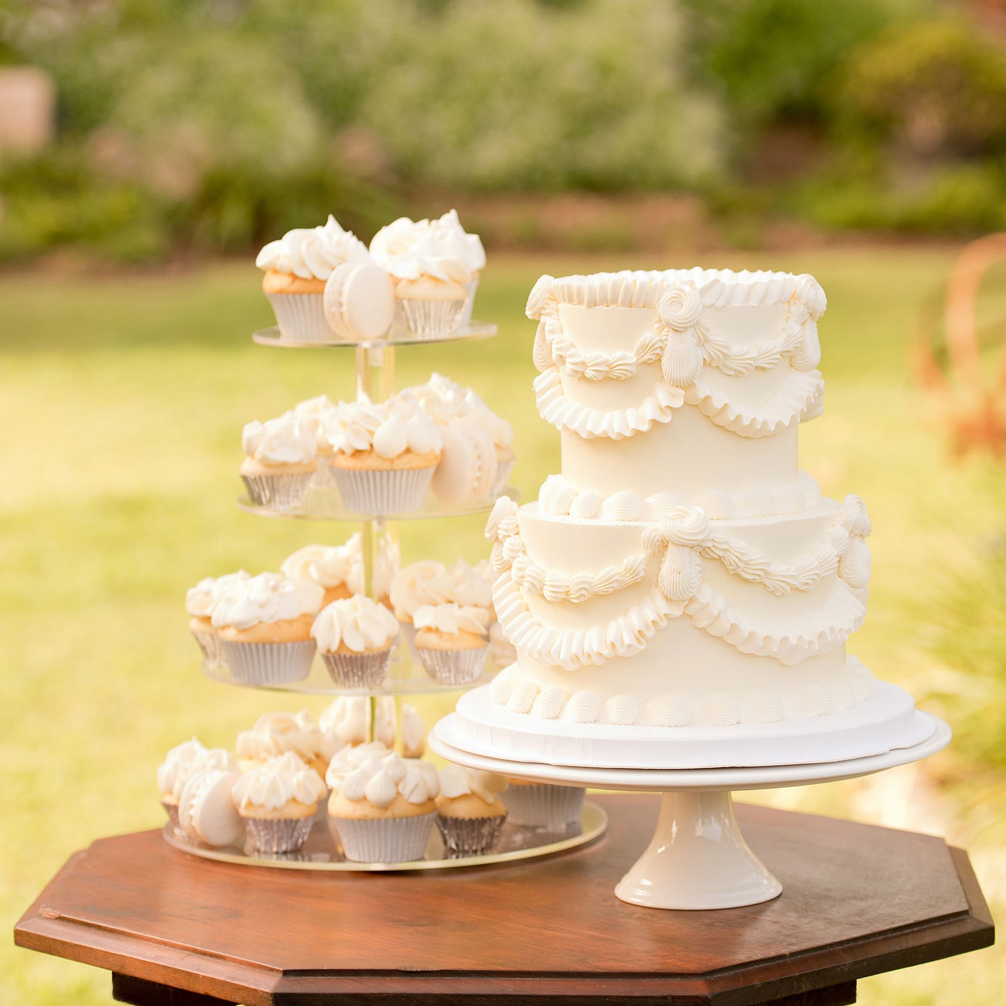 Vintage Dream Two Tiers - Perfect Party Pack to serve 85 guests