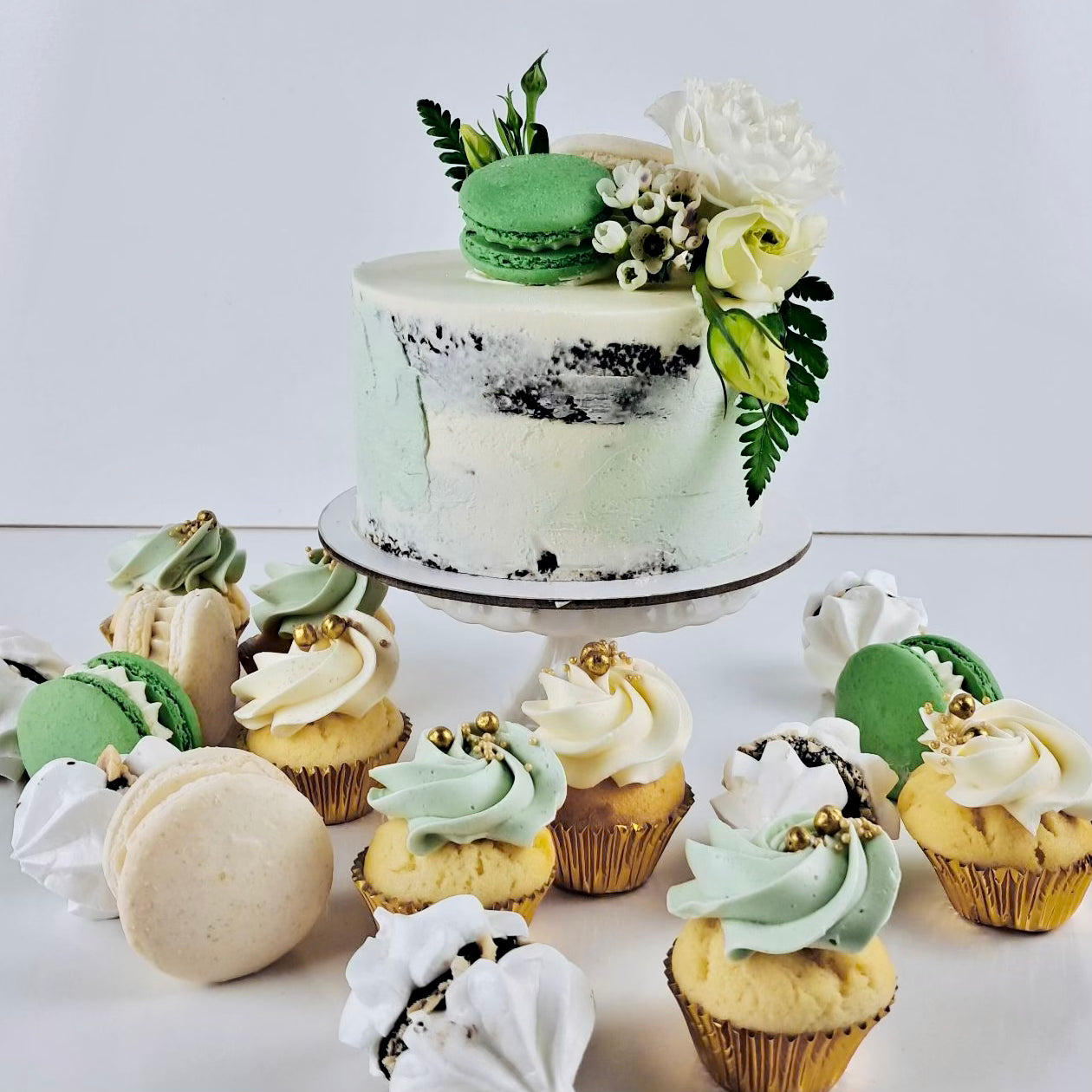 Cute Cakes and Co,Cute Cake Packs, Cake Shop Mitchelton, mini cupcakes, Brisbane Cake, Cupcakes Brisbane, Green and white cakes, Macarons 