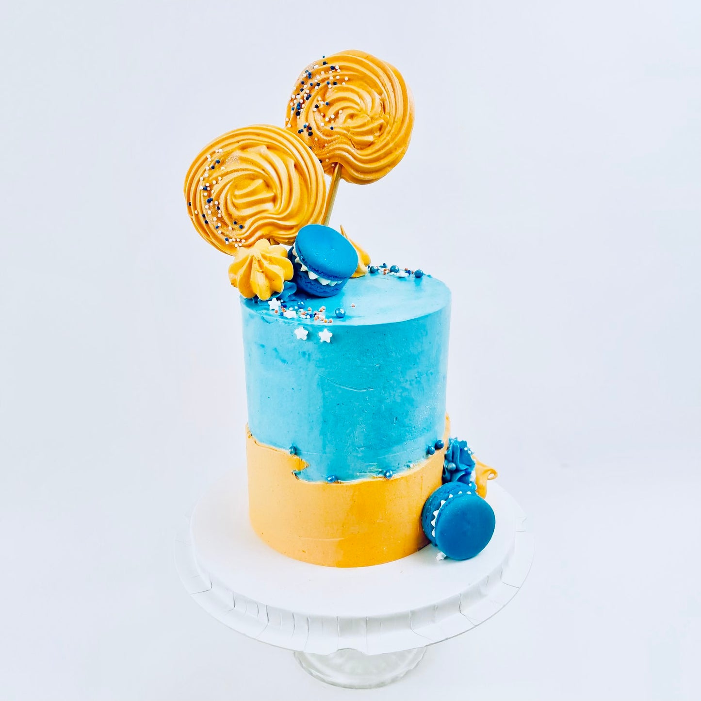 Cute Cakes and Co, Bluey cake, Cake Shop Mitchelton, bluey cupcakes, Brisbane Cake, Cupcakes Brisbane, Green and white cakes, Macarons 