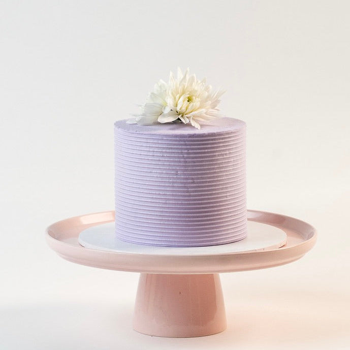 Pretty light purple cake, decorated with ribbed buttercream feature on the sides and white fresh flowers on the top. Made with love by Brisbane’s favourite, 5 star cake shop, Cute Cakes & Co 