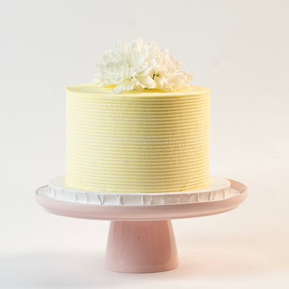 Light yellow cake, decorated with ribbed buttercream feature on the sides and white fresh flowers on the top. Made with love by Brisbane’s favourite, 5 star cake shop, Cute Cakes & Co 