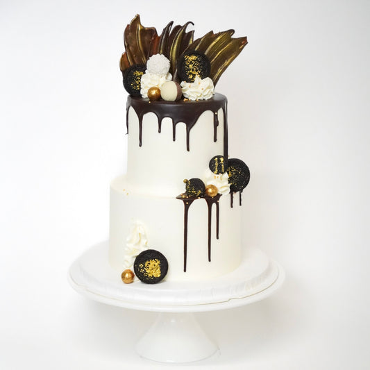  The Jo cake is generously covered with  luxurious buttercream and dripping of silky chocolate ganache drips down the sides, adding a touch of elegance and indulgence. Three golden chocolate sails stand tall on top of the cake, with Oreo Cookies, Raffaello chocolates, and Maltesers. Made by Cute Cakes & Co. 5 star cake shop in Brisbane 
Birthdays, anniversary weddings, gender reveal. 
Same day ordering available 