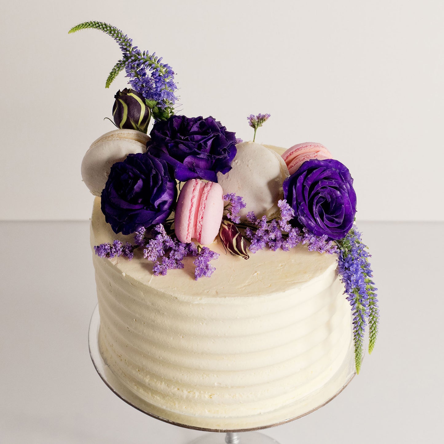 Buttercream cake decorated with fresh flowers and macarons, cakes for women, women's birthday cakes, birthday cakes, Brisbane cakes, Brisbane cakes, Brisbane cake shop, cakes home delivered, cakes home-delivered, Brisbane home delivered cakes, Cute Cakes & Co, Cute Cakes and Co