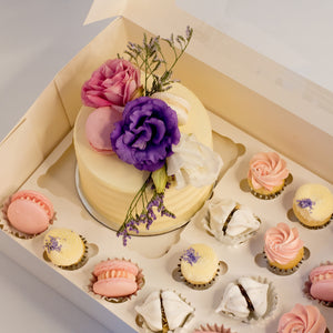Cute cake and cupcake pack. This cake has a stunning arrangement of fresh flowers and macarons sweeping across the top. Plus mini cupcakes, meringue kisses and macarons. Ideal for work and corporate birthday celebrations. Cute Cakes & Co, Cute Cakes and Co, Brisbane online cake shop, Caxton Street cake shop